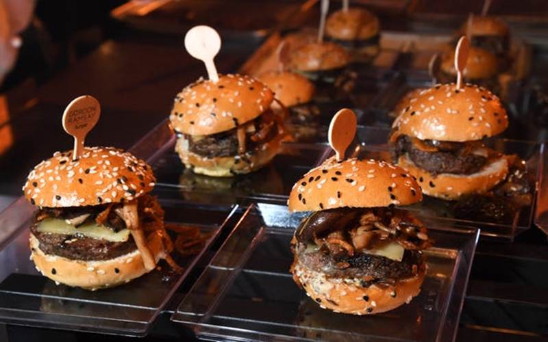  Wow, Chef Gordon Ramsay Jual Burger Seharga Rp1,5 Juta