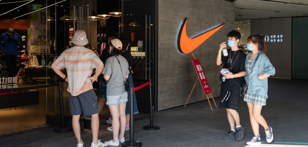 Konsumen mengantre di luar sebuah gerai Nike di Beijing, China, Minggu (20/10/2020). - Bloomberg/Yan Cong