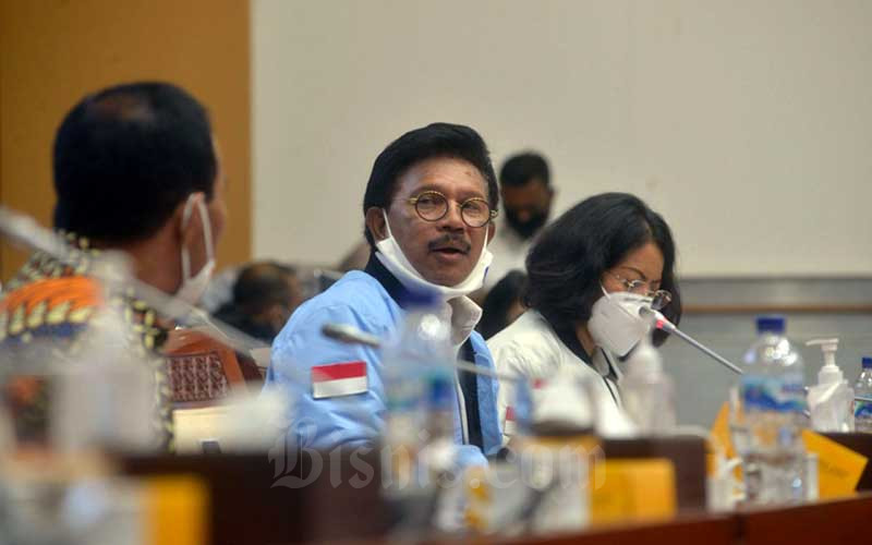 Menteri Komunikasi dan Informatika (Menkominfo) Johnny G. Plate menghadiri rapat kerja dengan Komisi I DPR di Jakarta, Senin (22/6/2020). Bisnis/Dedi Gunawan