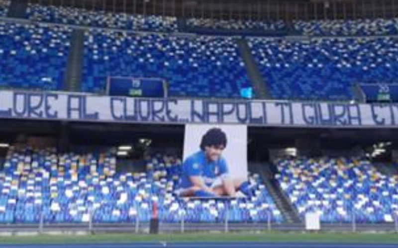 Napoli memberi penghormatan setelah legenda sepak bola asal Argentina Diego Maradona meninggal dunia. Nama stadion ini, yang semula San Paolo, kini berganti menjadi Stadion Diego Maradona./Football Italia