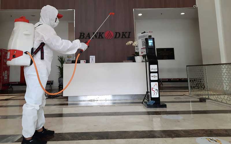  Petugas PMI Menyemprotkan Disinfektan di Kantor Pusat Bank DKI