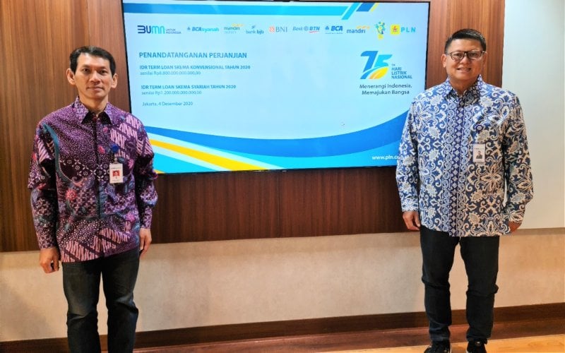 Direktur BCA Syariah Rickyadi Widjaya dan Presiden Direktur BCA Syariah John Kosasih berphoto bersama saat penandatanganan kerjasama sindikasi PLN yang disaksikan secara virtual. BCA Syariah menyalurkan pembiayaan sindikasi sebesar Rp200 miliar untuk PT PLN (Persero) di Jakarta (4/12/2020). /Dok. BCA Syariah