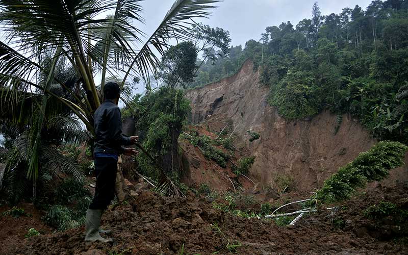  Tingginya Curah Hujan, Membuat Kawasan Tebing Gunung Pipiti di Garut Longsor