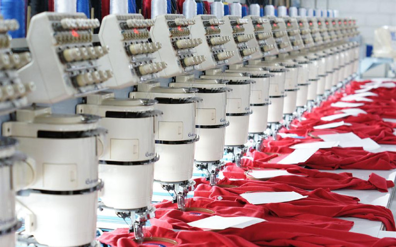 Embroidery Process.  Pada tahun ini, Pan Brothers dapat memproduksi 3-5 juta unit APD dalam bentuk jubah, sedangkan dalam bentuk masker mencapai 30 juta unit per bulan. /Pan Brother
