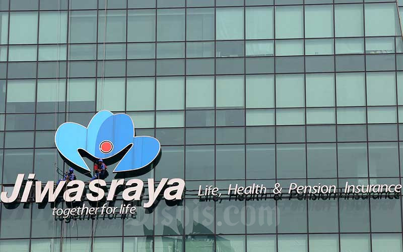 Pekerja membersihkan logo milik PT Asuransi Jiwasraya (Persero) di Jakarta, Rabu (31/7/2019). - Bisnis/Abdullah Azzam