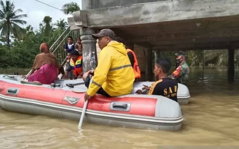 Tim BPBD mengevakuasi korban yang terjebak banjir di Aceh Timur Senin (7/12/2020)./Antararn