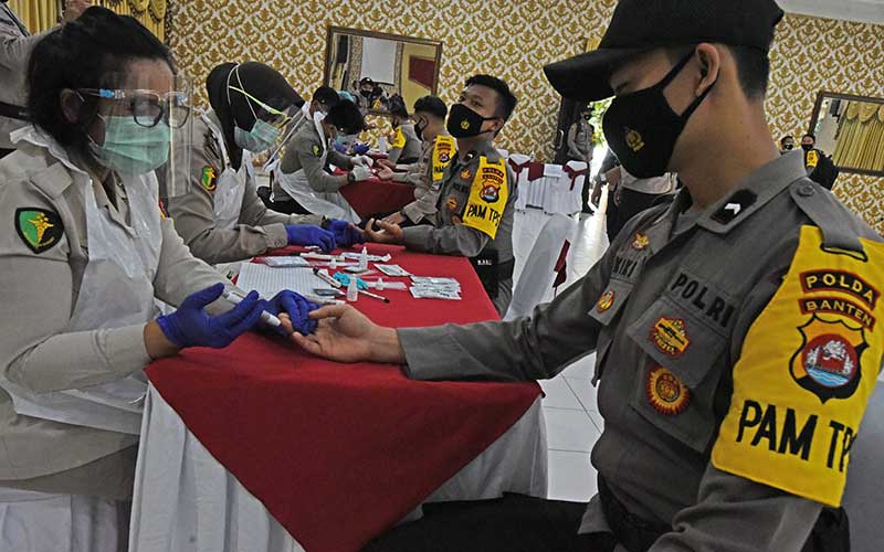  Anggota Kepolisian Pengamanan TPS Pilkada Serentak Ikuti Rapid Test Covid-19