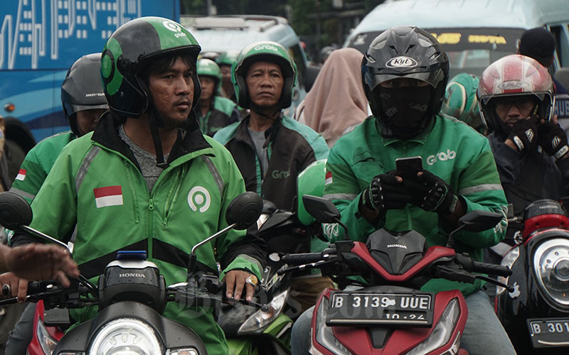Pengemudi ojek online menunggu penumpang di Jakarta, Senin (3/2/2020). Bisnis/Himawan L Nugraha 