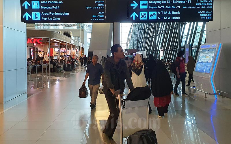 Warga berada di Terminal 3 Ultimate Bandara Soekarno Hatta, Cengkareng, Banten, Minggu (12/1/2020). Bisnis/Abdullah Azzam
