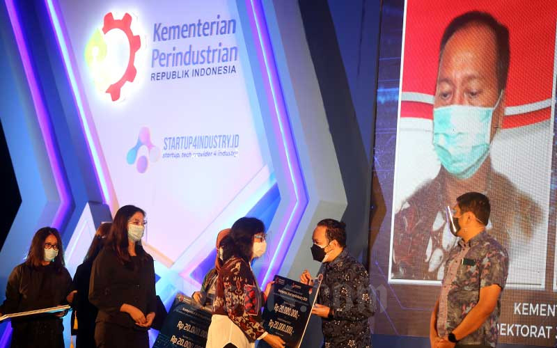  Penyerahan Penghargaan Kepada Lima Startup Terbaik Dalam Ajang Startup4industry