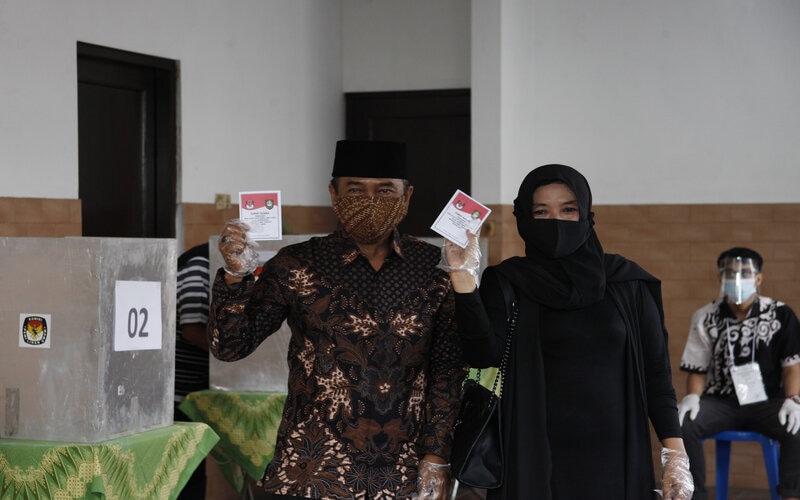  Calon Wali Kota Solo Bagyo Wahyono Kenakan Batik Truntum saat Mencoblos