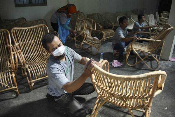 Perajin menyelesaikan pembuatan kursi berbahan rotan di sentra industri rotan Desa Trangsan, Sukoharjo, Jawa Tengah, Selasa (8/1/19)./ANTARA-Maulana Surya