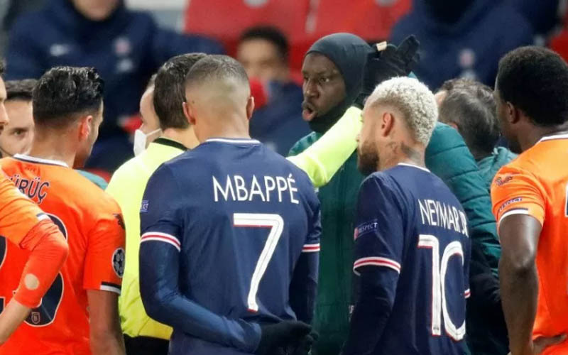  Liga Champions : PSG vs Basaksehir Dilanjutkan, Wasit Keempat Diganti