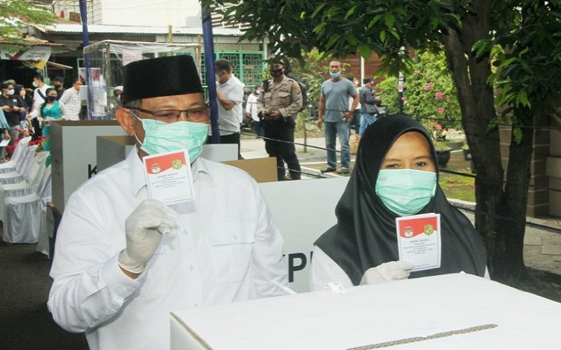 Calon Wali Kota Medan nomor urut 1, Akhyar Nasution ditemani isteri dan kedua anaknya menggunakan hak pilihnya di Pilkada Medan di TPS 22 Kelurahan Pulo Brayan Darat 2, Medan Timur, Rabu. (ANTARA/HO)