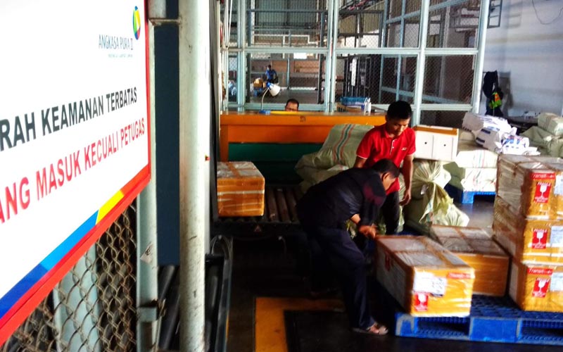 Aktivitas angkutan barang di PT Angkasa Pura Kargo Bandara Internasional Minangkabau (BIM) pada Senin 19 Oktober 2020./Bisnis-Noli Hendra