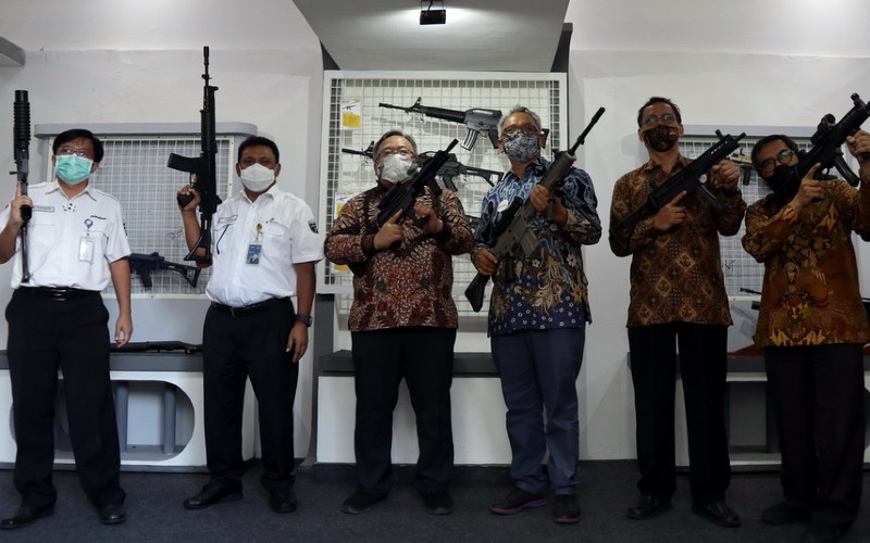  Menristek Minta Pindad Terlibat Proyek Bus Listrik