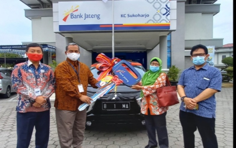  Bakti Pratiwi Terima Hadiah Undian Mitsubishi Xpander dari Bank Jateng