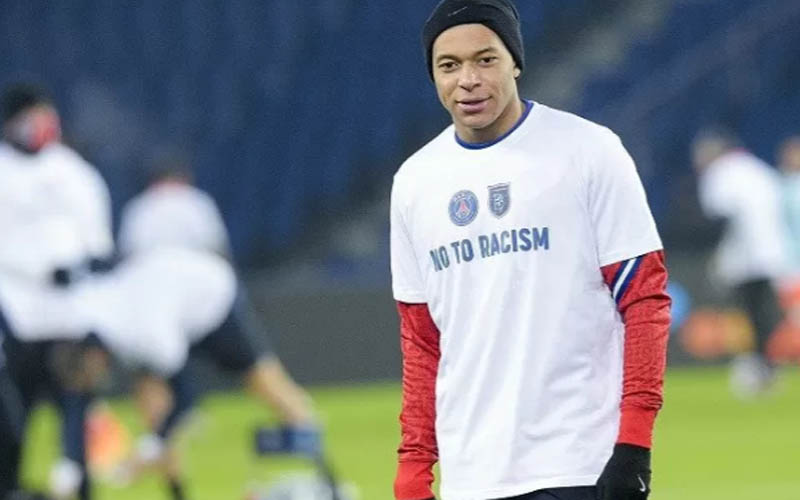 Bintang Paris Saint-Germain Kylian Mbappe mengenakan kaos bertuliskan slogan antirasisme saat melakukan lanjutan pertandingan PSG versus Istanbul Basaksehir./Antara/Reuters