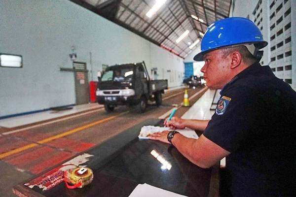 Petugas memeriksa kelayakan kendaraan saat uji kendaraan umum di Tempat Uji KIR, Kali Mulya Depok , Jawa Barat, Senin (7/1/18)./ANTARA-Kahfie kamaru
