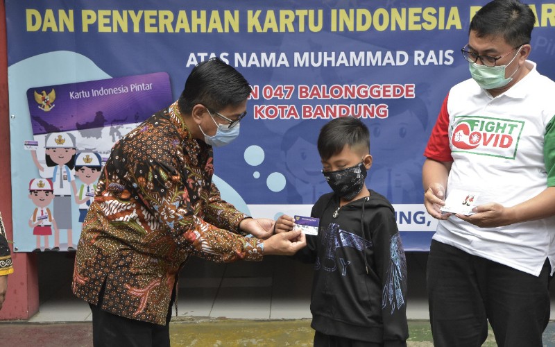 Kemendikbud memberikan bantuan Kartu Indonesia Pintar (KIP), tabungan Simpel (simpanan pelajar), dan perlengkapan sekolah (tas sepatu seragam dan buku tulis) kepada Rais.