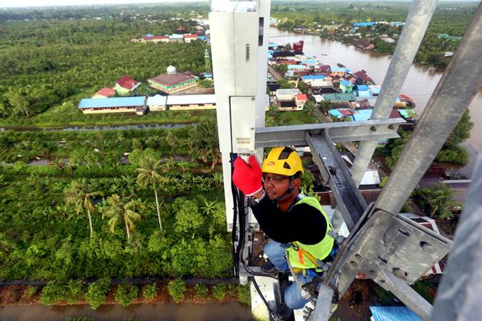 Teknisi PT XL Axiata Tbk (XL Axiata) melakukan pemeliharaan perangkat pada menara Base Transceiver Station (BTS) di kawasan Lok Baintan, Kabupaten Banjar, Kalimantan Selatan, Minggu (15/4/2019)./Bisnis-Rachman