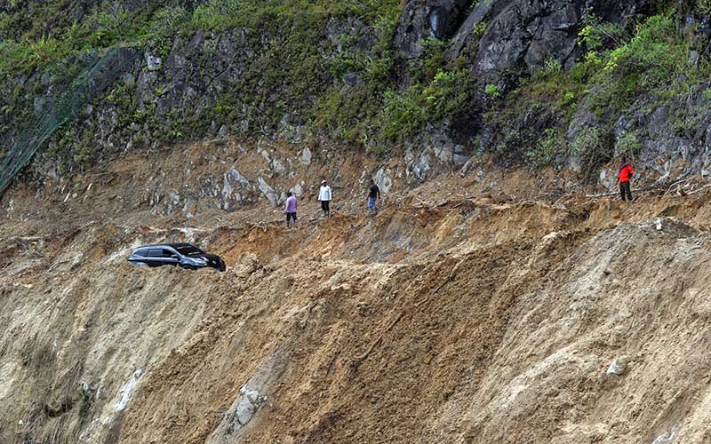  Jalur Alternatif Padang-Bukittinggi Longsor