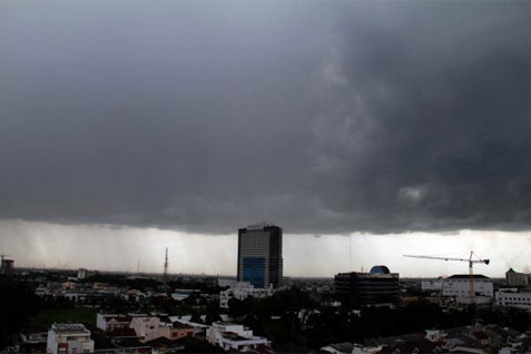  Cuaca Jakarta Hari Ini (12/12), Waspada Hujan Disertai Petir