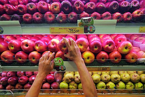 Pekerja merapikan buah apel di salah satu toko buah di Jakarta./Ilustrasi-Antara-Zabur Karuru