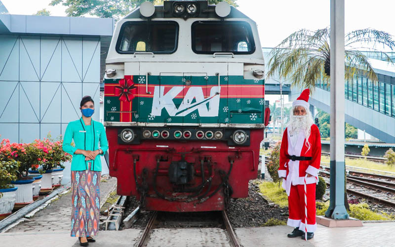 Sebuah lokomotif menggunakan livery khusus ornamen Natal di Stasiun Bandung. Untuk menyemarakkan masa libur Natal dan Tahun Baru. /Dok. KAI