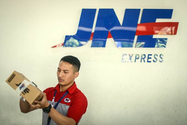 Pekerja membungkus paket di Kantor Cabang Utama PT Jalur Nugraha Ekakurir (JNE), Bandung, Jawa Barat, Kamis (3/1/2019)./ANTARA-Raisan Al Farisi