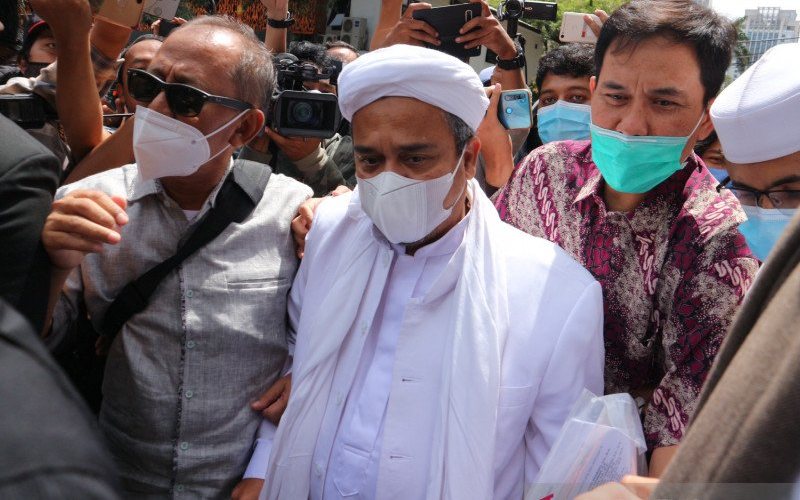 Tokoh Front Pembela Islam (FPI) Rizieq Shihab tiba di Polda Metro Jaya pada Sabtu (12/12/2020) - ANTARA/Fianda Sjofjan Rassat