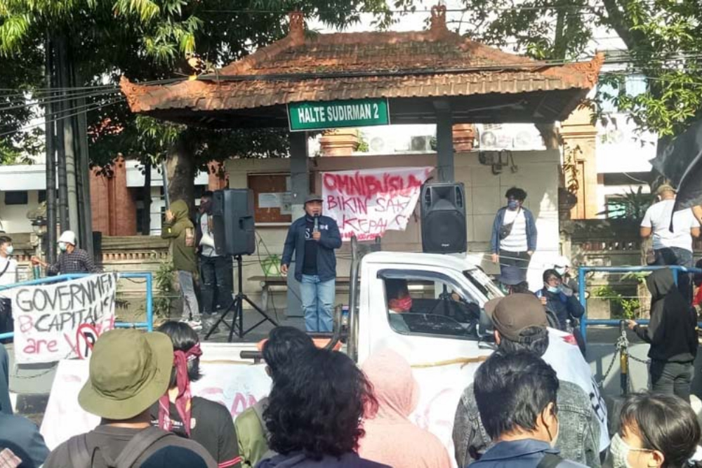 Aksi penolakan Omnibus Law Undang Undang Cipta Kerja kembali dilakukan di Bali, Kamis (22/10/2020). / Bisnis-Luh Putu Sugiari