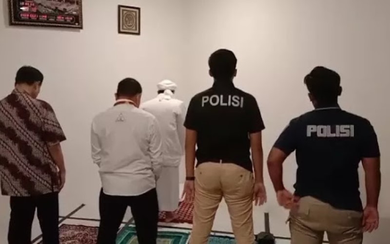  Jalani Pemeriksaan, Rizieq Shihab Sempatkan Diri Jadi Imam Salat Maghrib
