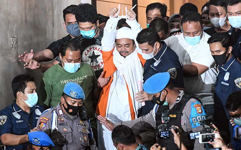  Gunakan Rompi dan Diborgol, Habib Rizieq Digiring ke Mobil Tahanan Polda Metro Jaya