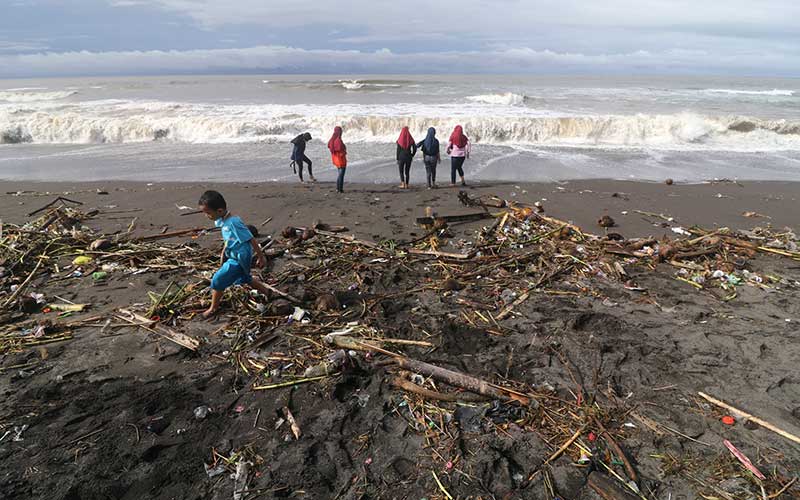  Pantai Trisik di Kulon Progo Yogyakarta Dipenuhi Sampah