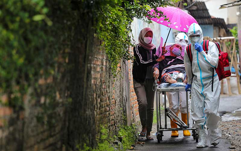  Petugas Jemput Pasien Covid-19 di Rumahnya