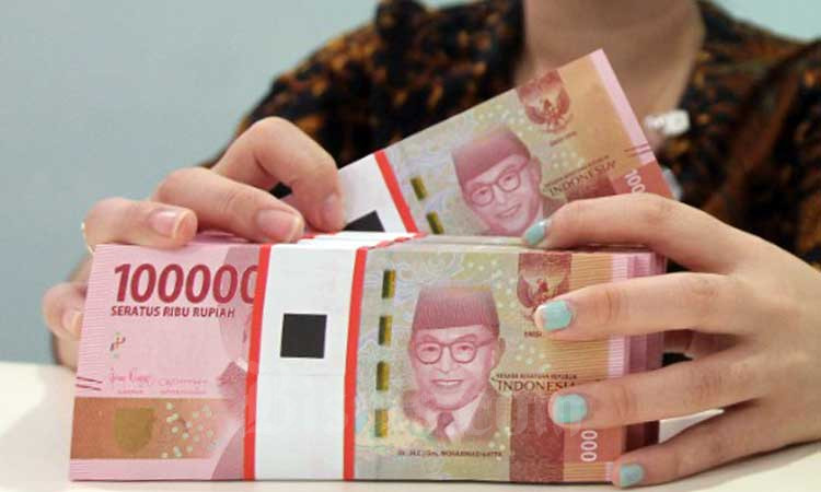 Petugas teller menata uang rupiah di salah satu cabang Bank Mandiri di Jakarta, Rabu (19/2/2020). Bisnis/Arief Hermawan P