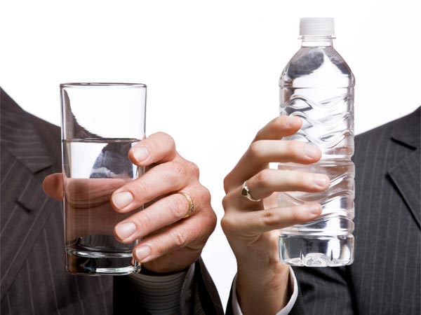 Simak Cara Minum Air Putih yang Benar