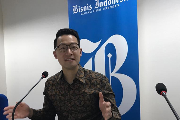 CEO Lippo Karawaci John Riady (tengah) sedang memberikan paparan di kantor redaksi Bisnis Indonesia, Selasa 19 Maret 2019./Bisnis-Arif Budisusilo
