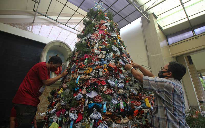  Gereja di Surabaya Hias Pohon Natal Dengan Masker dan Hand Sanitizer