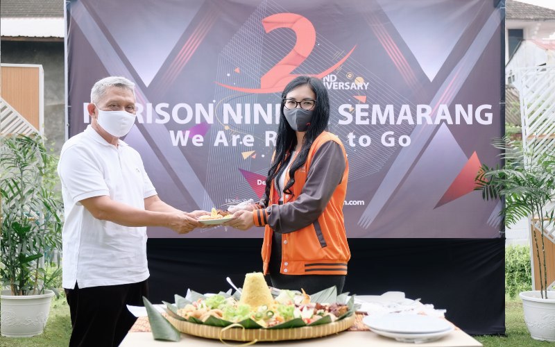 Direktur Operasional Metropolitan Golden Management Basari Bachri memberikan potongan tumpeng kepada GM Hotel Horison Nindya Semarang Catharina Vemy dalam acara perayaan ulang tahun kedua hotel yang berlokasi di Semarang Timur tersebut, Rabu (16/12/2020).