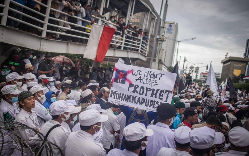 Panas! Massa Aksi 1812 Sempat Bersitegang dengan Aparat