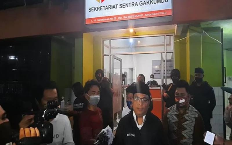 Calon gubernur Kalimantan Selatan (Cagub Kalsel) nomor urut 02 Denny Indrayana saat berada di Sentra Gakkumdu kantor Bawaslu Kalsel, Selasa (3/11/2020) malam./antara