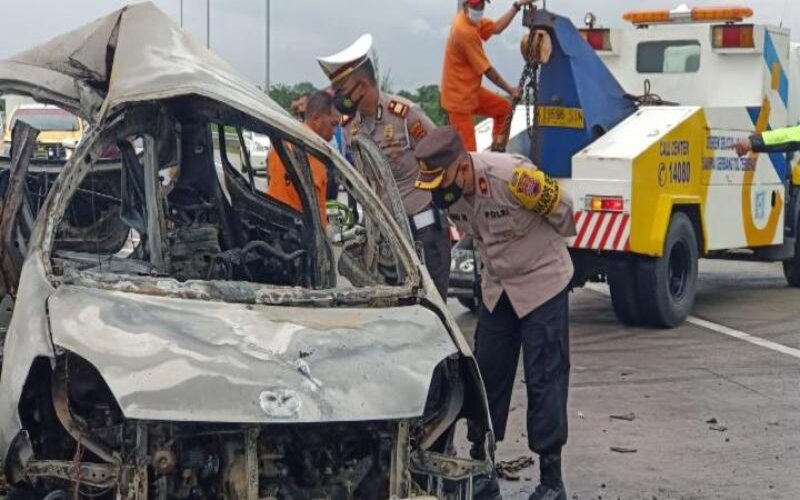  Mobil Terbakar di Tol Solo-Ngawi, Pengemudi Sulit Dikenali