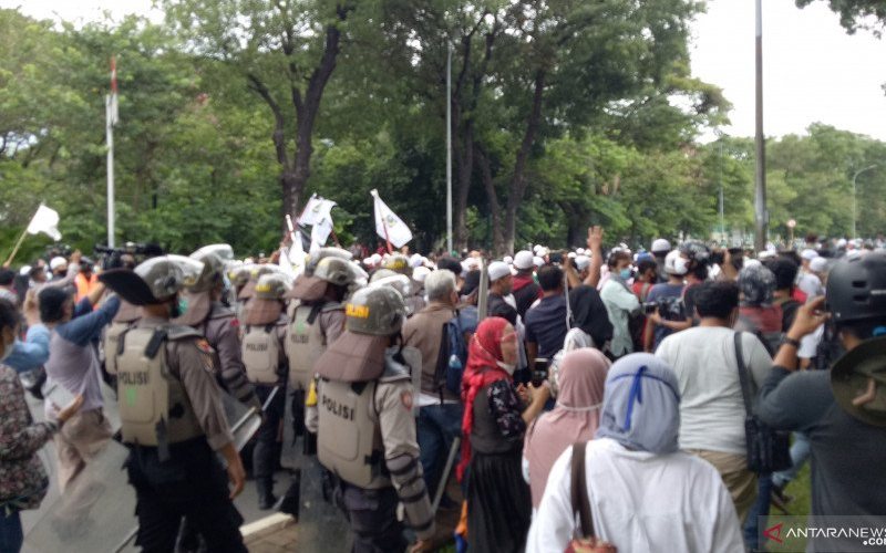  Buntut Pembubaran Aksi 1812, Dua Polisi Disabet dan Ditusuk Sajam