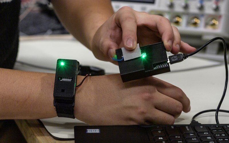 Transaksi Elektronik Cukup dengan Sentuhan