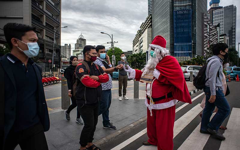  Santa Claus Bagikan Kopi Gratis di Jakarta