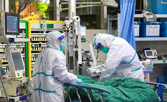 Tenaga medis menggunakan pakaian pelindung khusus saat merawat pasien yang terinfeksi virus corona di Rumah Sakit Zhongnan, Universitas Wuhan, di Wuhan, Provinsi Hubei, China Rabu (28/1/ 2020). China Daily via Reuters