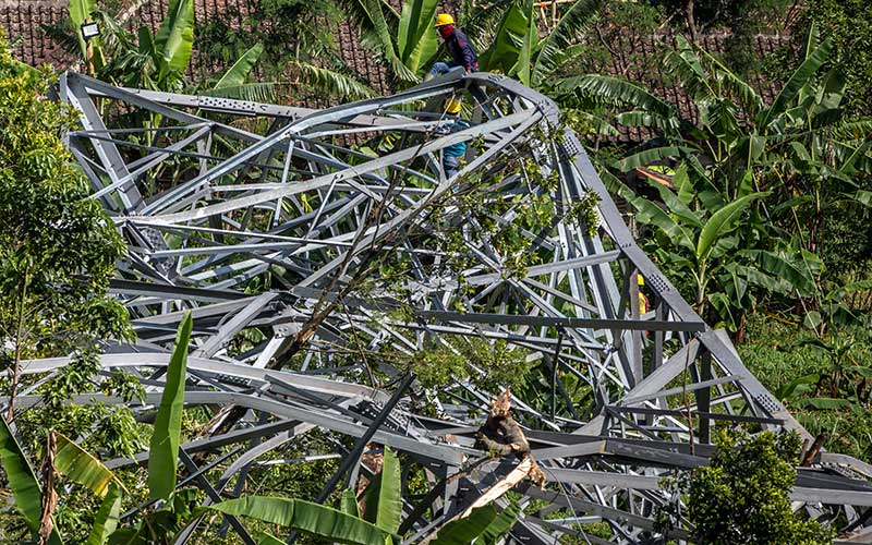  Menara SUTET di Ungaran Jawa Tengah Roboh