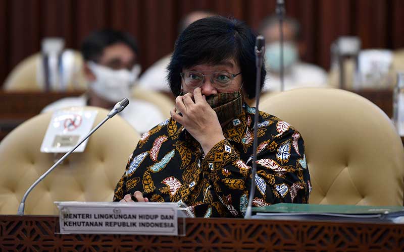 Menteri Lingkungan Hidup dan Kehutanan Siti Nurbaya mengikuti Rapat Kerja dengan Komisi IV DPR di Kompleks Parlemen Senayan, Jakarta, Rabu (24/6/2020). Rapat tersebut membahas RKA K/L dan RKP K/L Tahun 2021 serta evaluasi pelaksanaan APBN 2019 Kementerian LHK. ANTARA FOTO/Puspa Perwitasari